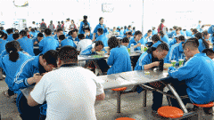 看这所2800多论理学生就读的学校正在食物平安上